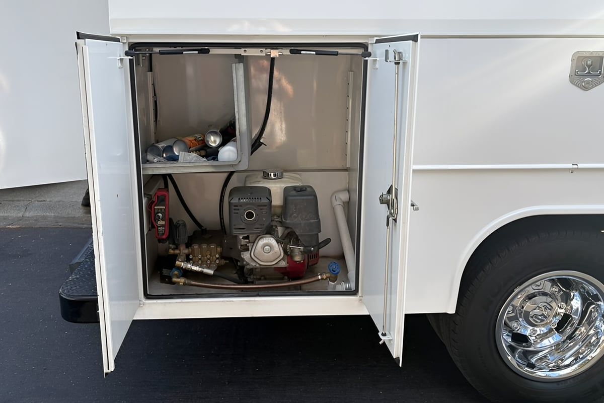 Pump unit, hoses and supplies in a side compartment of the service truck
